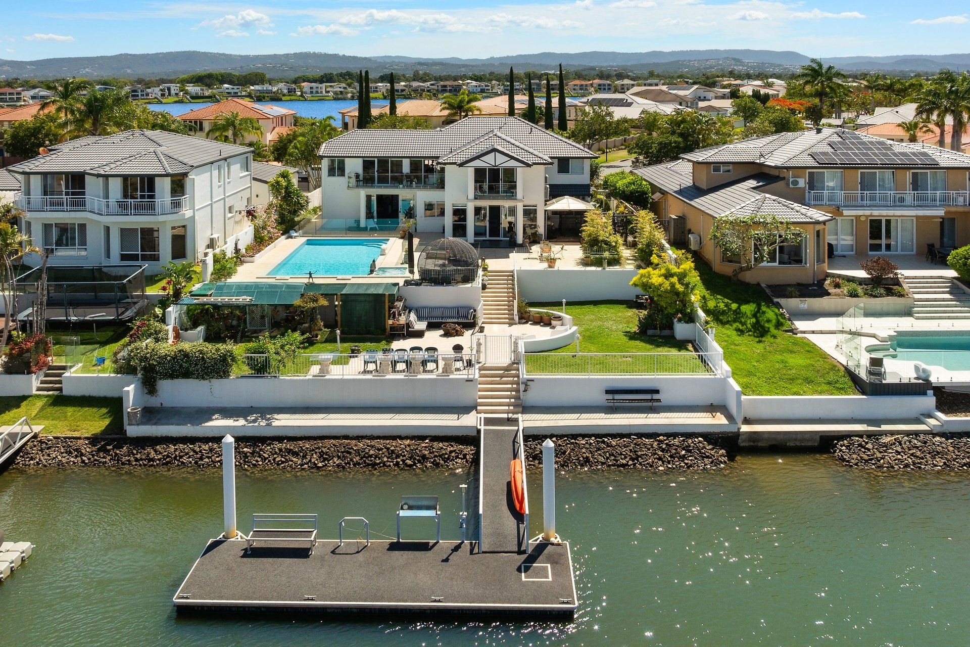 Benowa Waters - Waterfront Home
