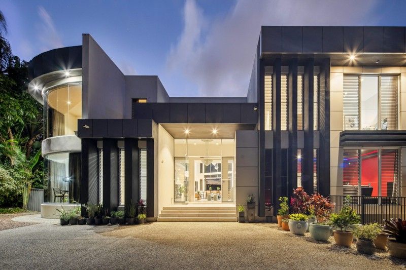 Broadbeach Waters - Luxury Home