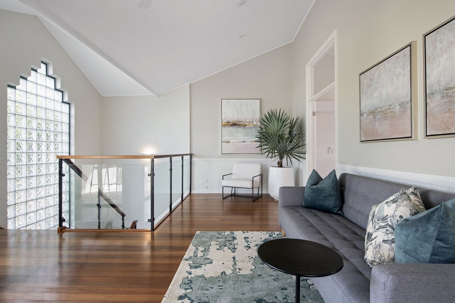 Brakes Crescent Miami - furnished second floor landing