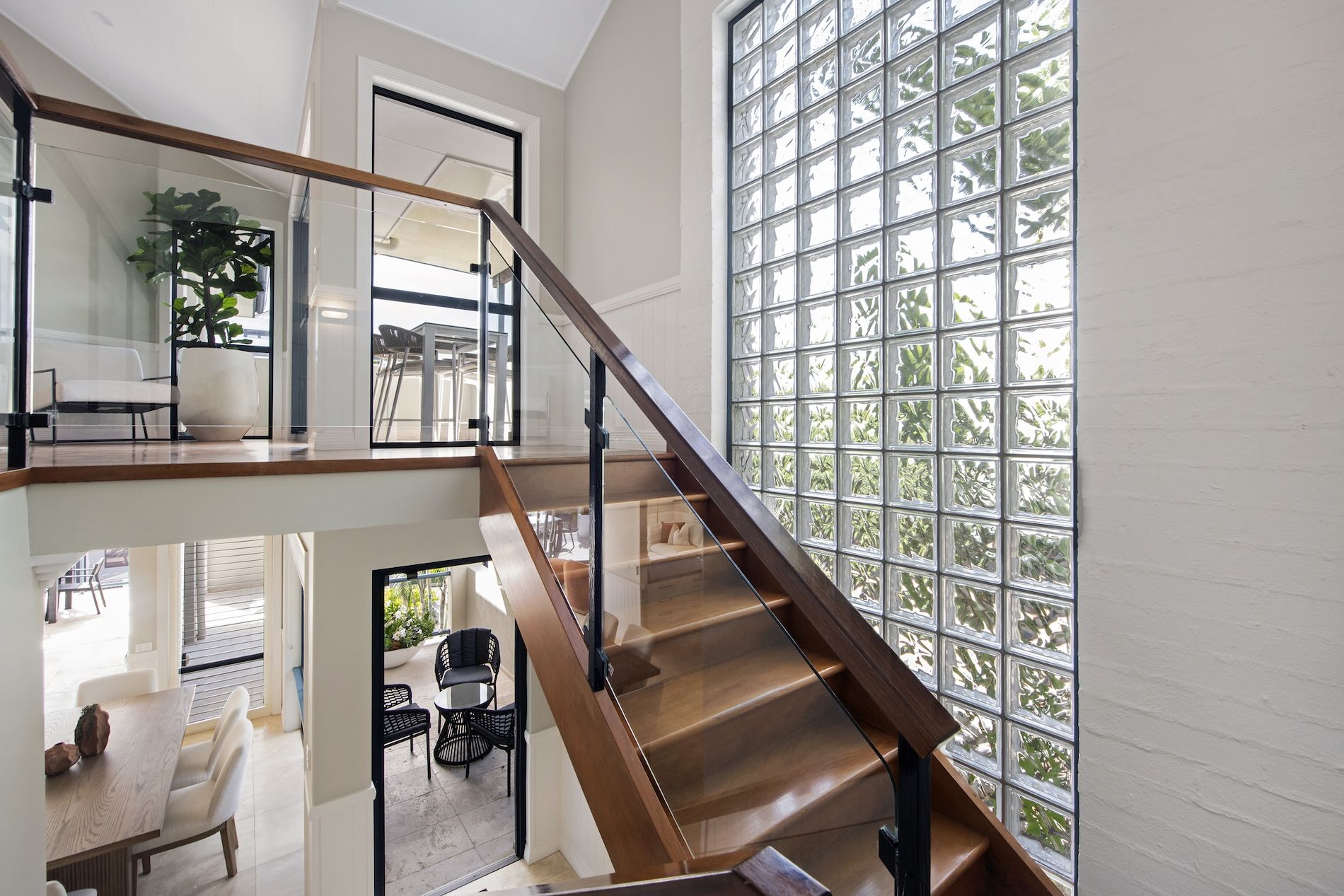 Brakes Crescent Miami - open stairwell